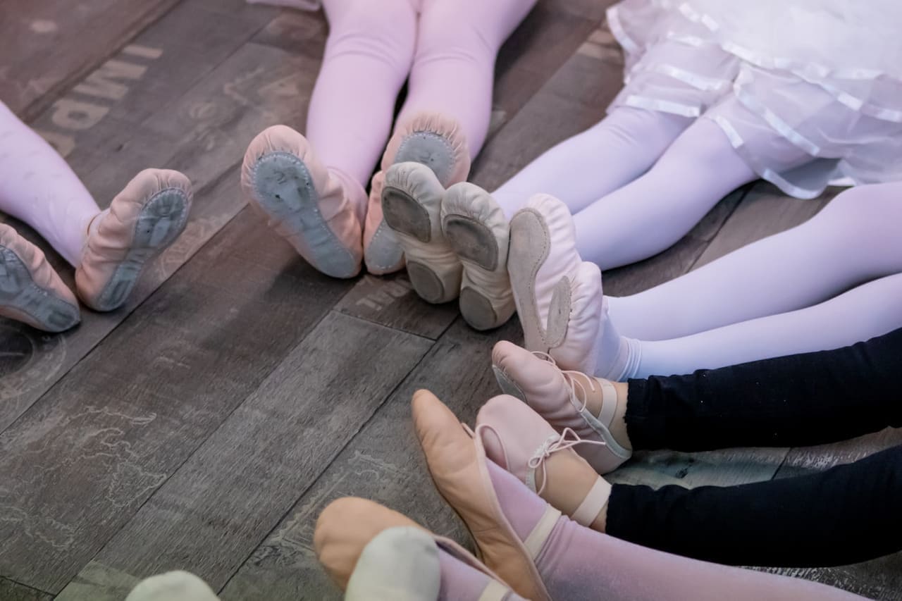 Çocukların pembe bale patikleri bir arada — çocuklar için bale, dans ve oyunculuk atölyeleri