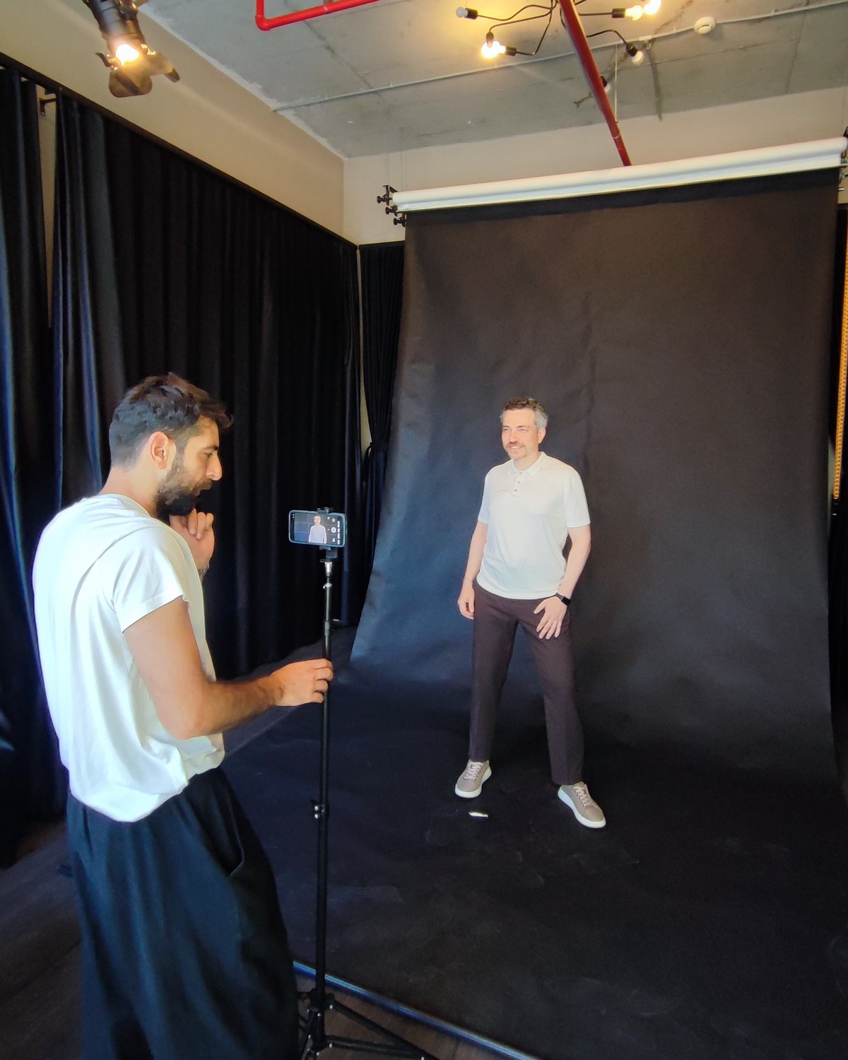 Fon, tripod ve tiyatro ışıklarıyla kurulan basit bir headshot düzeni