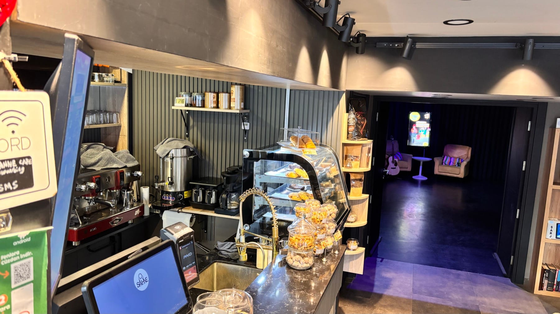 Kafemizin espresso makinesi ve vitrini — sabah mesaisi