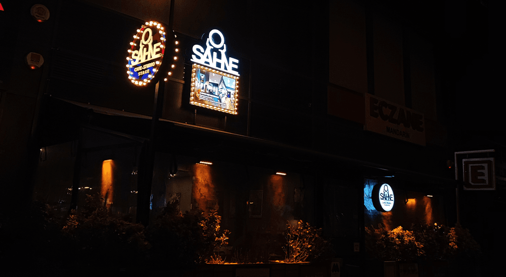 O Sahne dış cephe, gece ışıkları