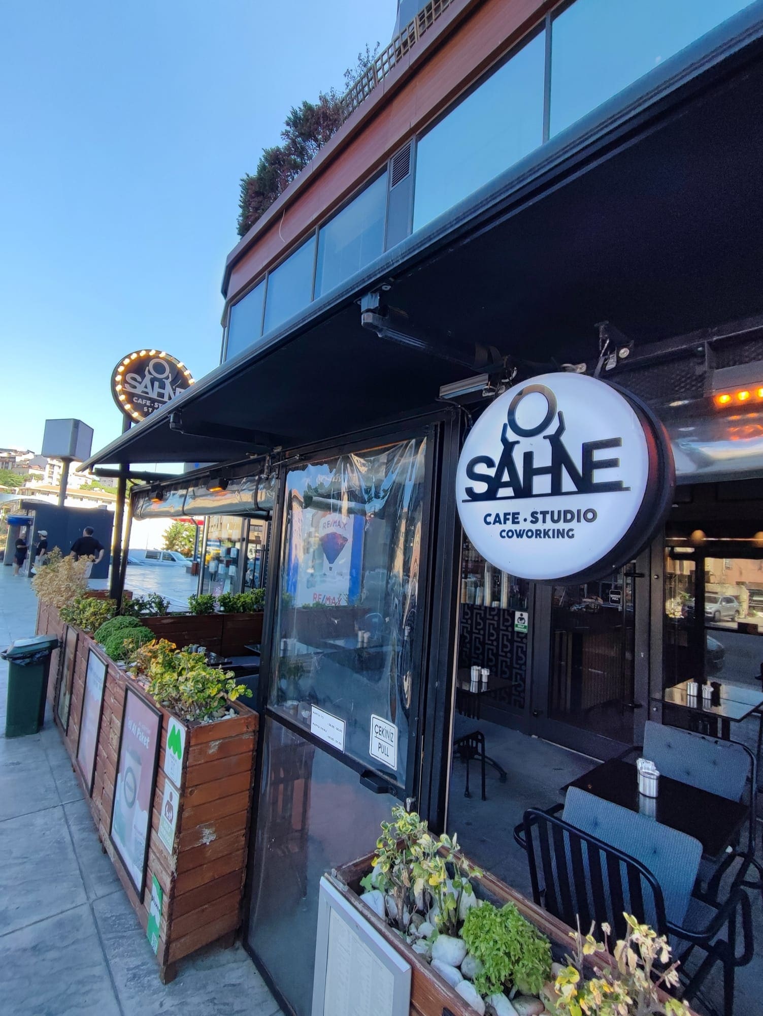 O Sahne Cafe girişi ve tabela