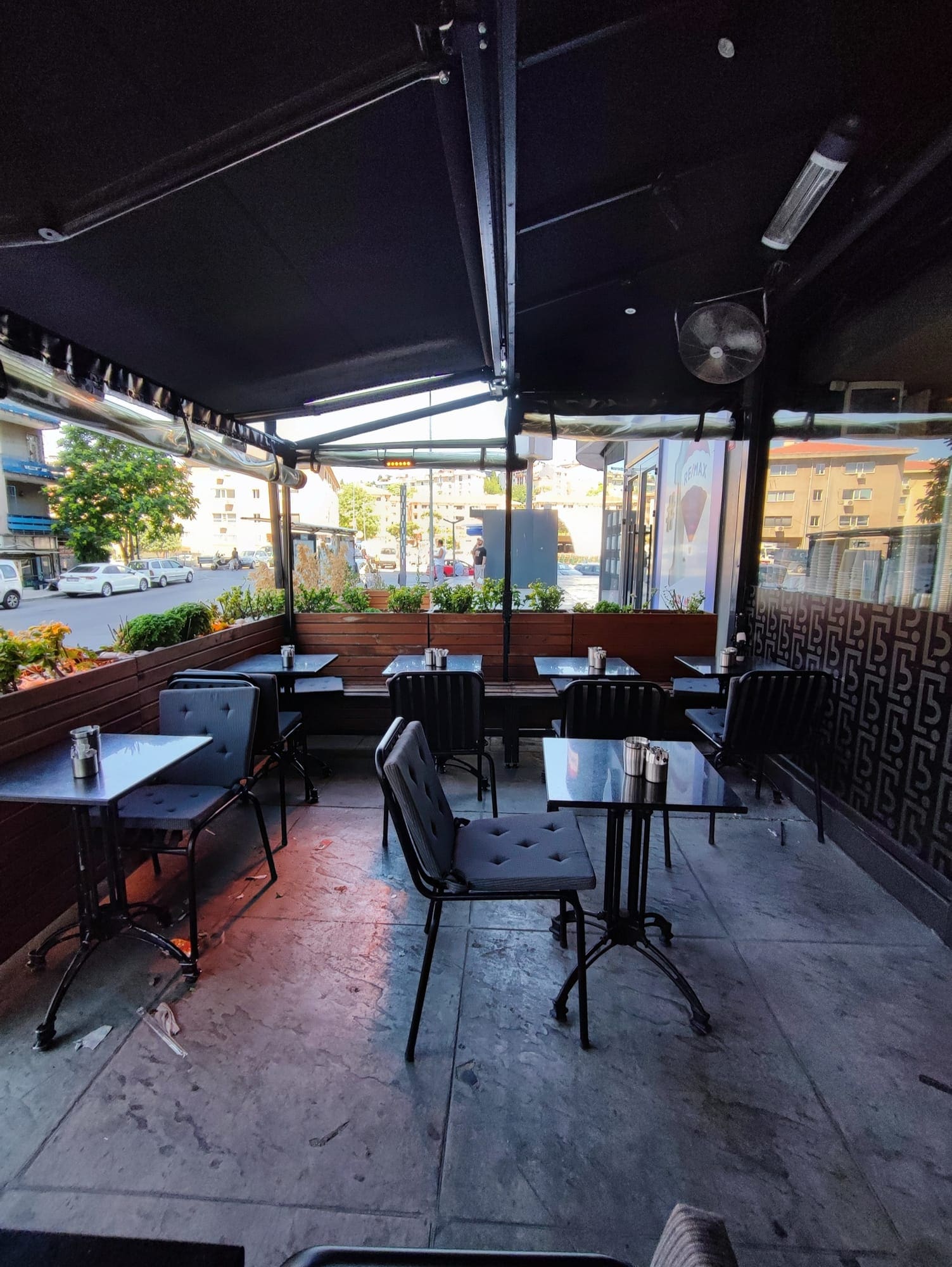 Cafe terası ve masalar — dış alan