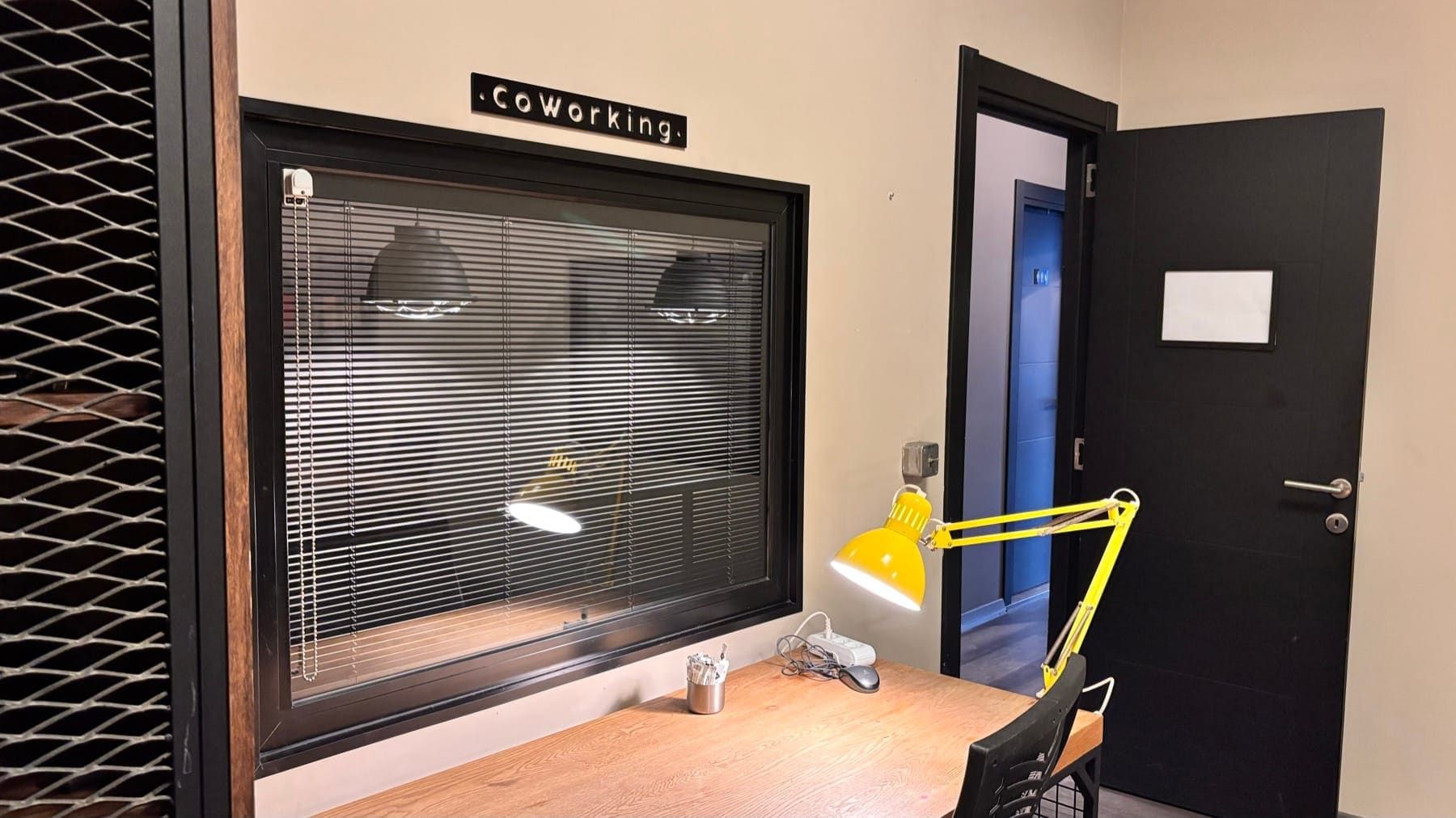 Coworking bireysel çalışma masası