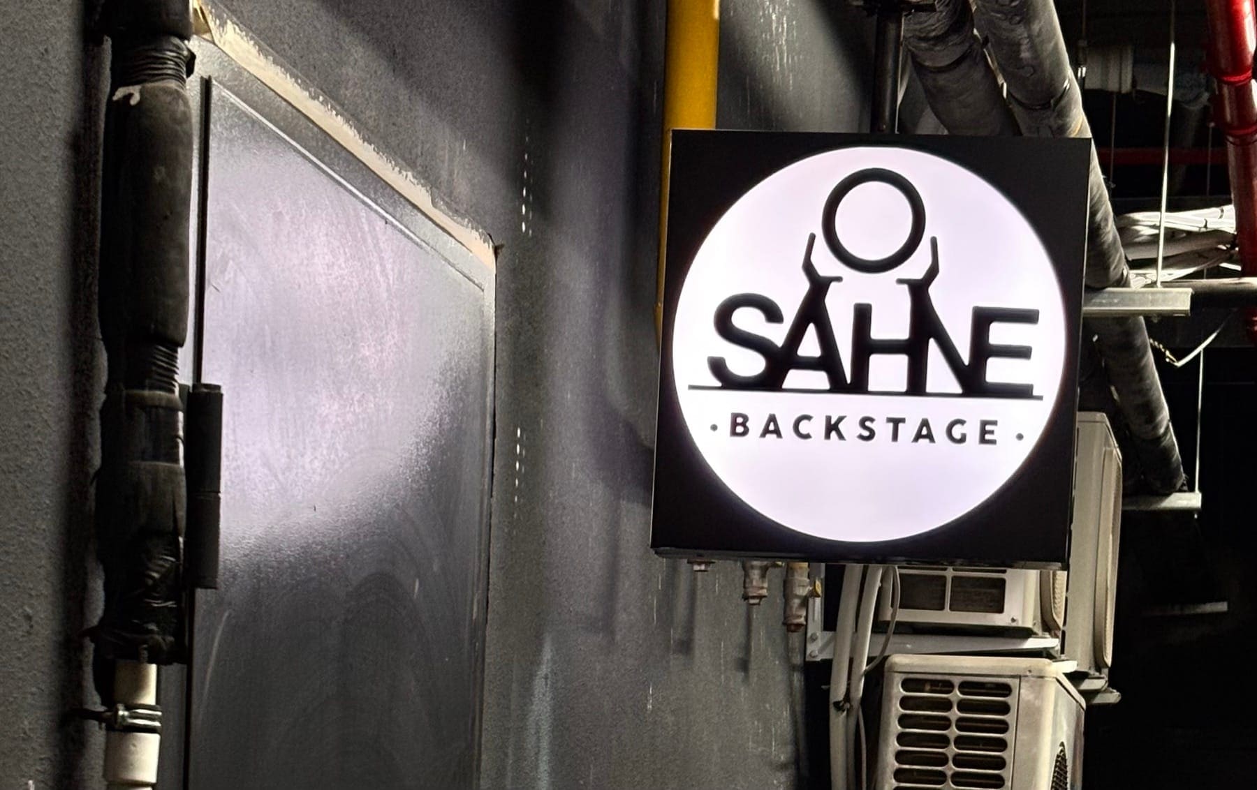 O Sahne Backstage ışıklı tabelası