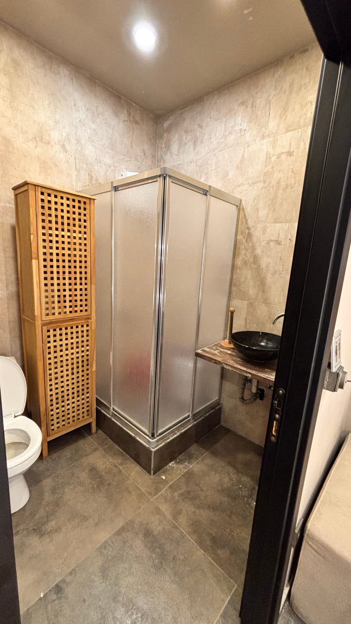 Kulis içinde duş, banyo ve WC