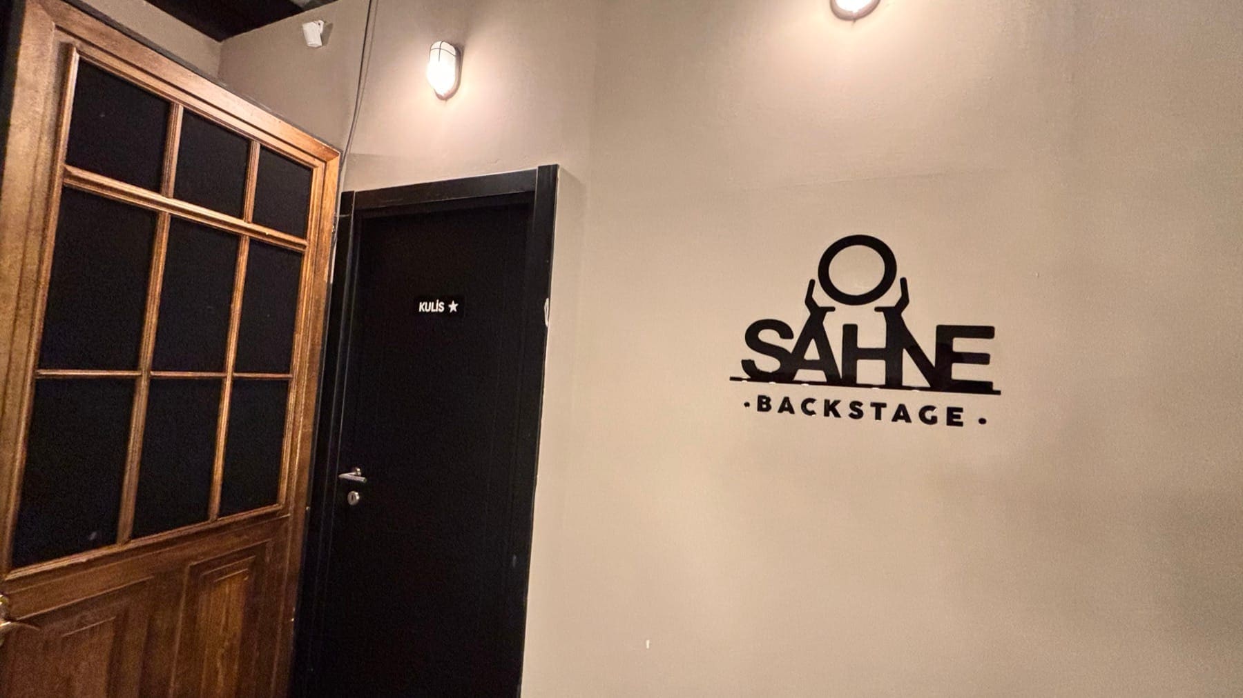 Sanatçı girişi — kulise inen ayrı backstage girişi