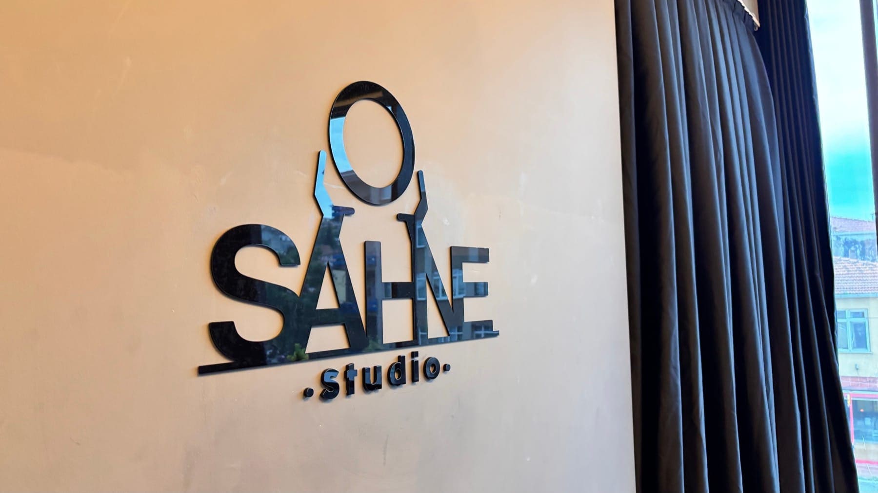 O Sahne Studio duvar logosu